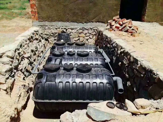 Digesteur de biogaz noir pour le traitement des eaux usées domestiques rurales dans un système d'équipement de sous-sol